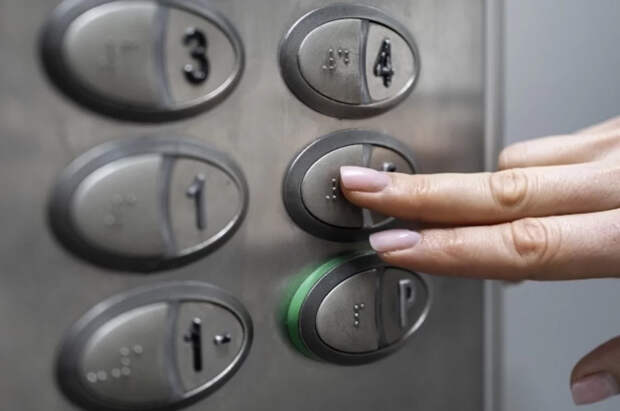 В Уфе открытый лифт начал движение и чуть не раздавил человека