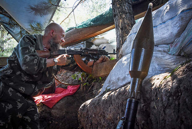 Ополченец ДНР на боевой позиции