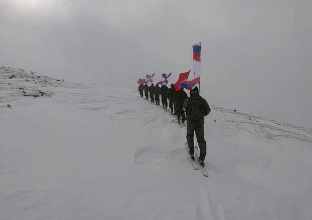 Спортсмены ЦВО в честь 100-летия ЦСКА совершили восхождение на гору Снежная в Красноярском крае