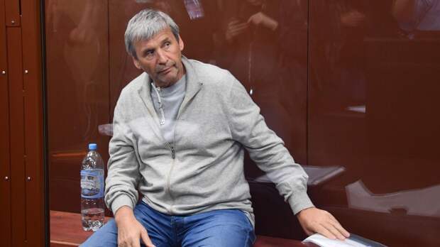 Пока бойцы тратились на мыло, он заработал миллиард на армейских гелях. А у детей главы "Военторга" теперь и бизнес есть