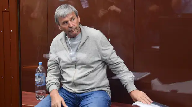 Пока бойцы тратились на мыло, он, глава "Военторга", заработал миллиард на армейских гелях