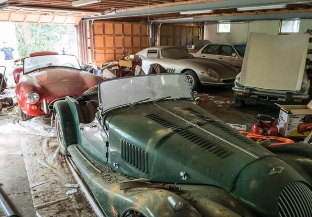 В готовящемся к сносу гараже нашли классические спорткары, забытые на 30 лет