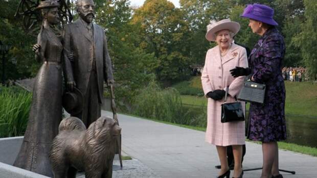 Королева Великобритании Елизавета II у памятника мэру Риги Георгию Армитстеду и его жене в парке перед Латвийской национальной оперой / Фото: freecity.lv