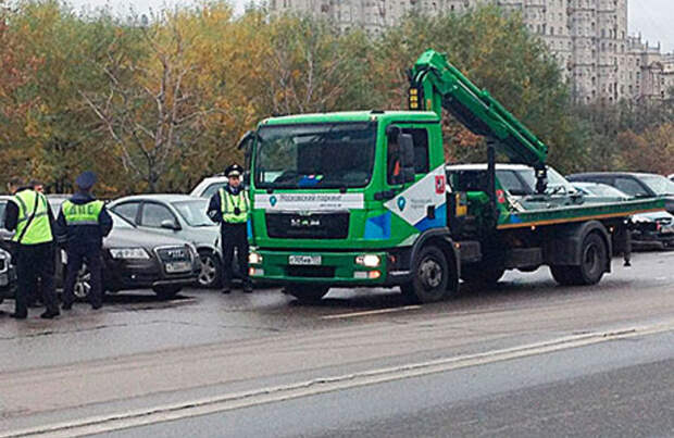 Неравнодушный мошенник: москвичи столкнулись с новым видом «развода» при парковке
