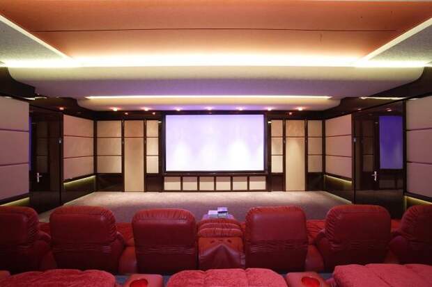 Домашний кинотеатр в цветах: белый, бордовый, темно-коричневый, бежевый. Домашний кинотеатр в стиле эклектика.