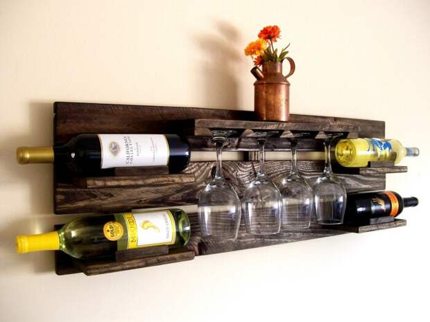 Оригинальное решение для хранения винных бутылок и бокалов. /Фото: miro.medium.com