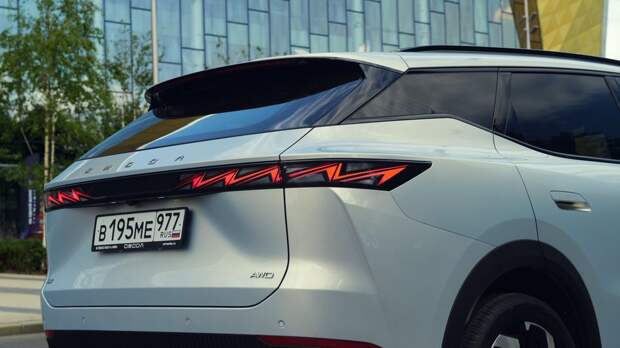 Задние фонари C7 компания Omoda называет «Ultra Red» за их яркость и контрастность