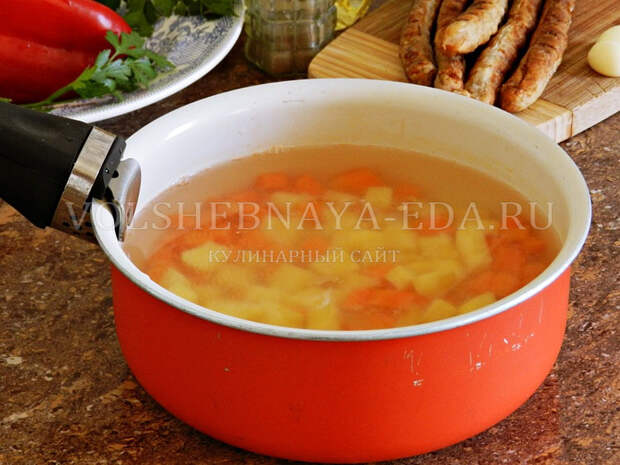 ostryj sup s pertsem, fasolyu i kolbaskami 3