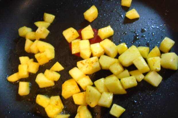 Нарежьте яблоки кубиками и обжарьте на смазанной маслом сковороде.