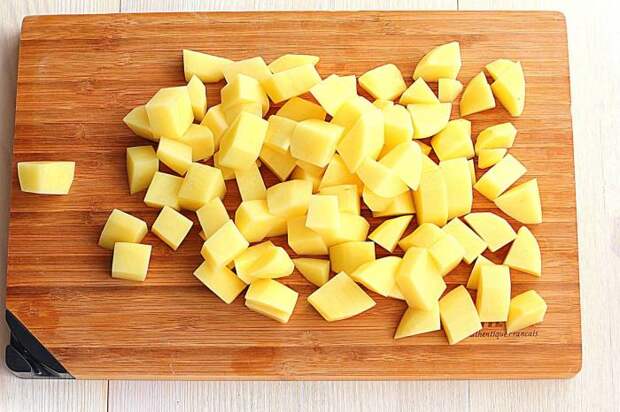 Нарезать картофель кубиками, добавить в бульон и варить минут 5.