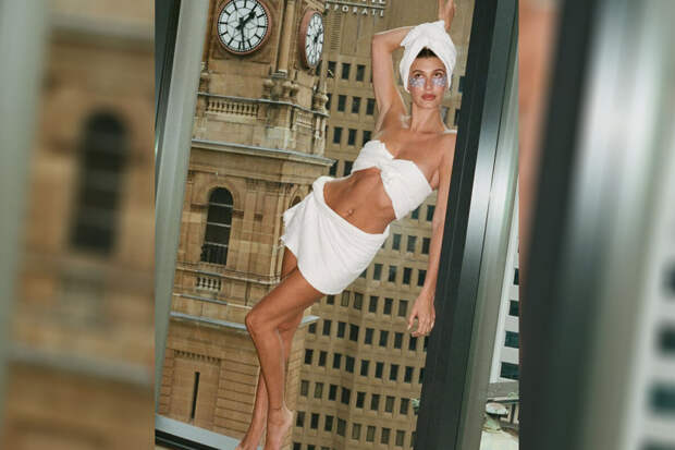 Модель Хейли Бибер снялась в топе из полотенца на фоне панорамного окна