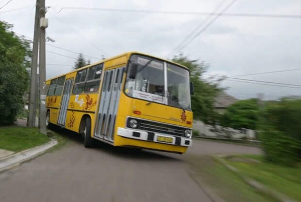 Посмотрите, как автобус Ikarus 260 на огромной скорости поднимается на холм во время ралли