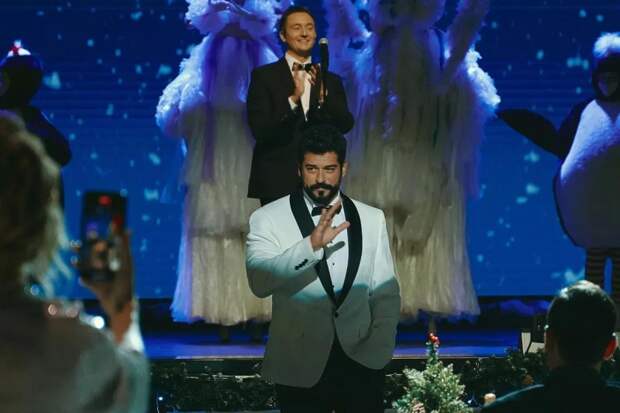 «Сам себе парикмахер»: Бурак Озчивит шокировал ведущего ножницами в сумочке