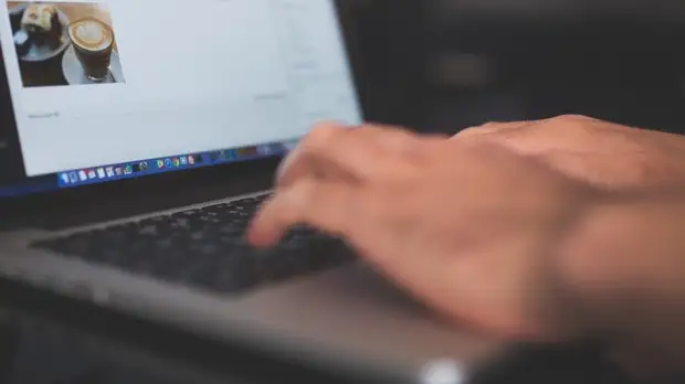 Эксперт оценил идею высокоскоростного интернета в поездах и самолётах