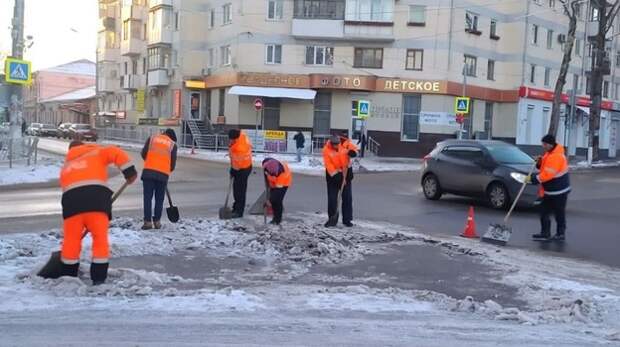 Почти три сотник дворников убирают улицы Симферополя от снега и льда