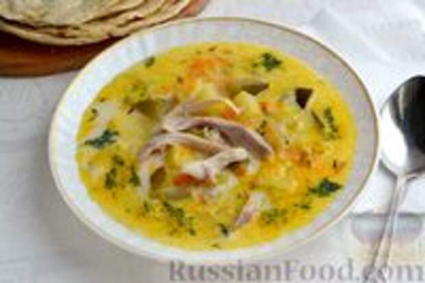 Фото к рецепту: Сырный суп с курицей, солёными огурцами и рисом