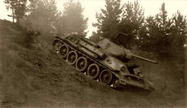 Средний танк Т-34-76, оснащенный пятиступенчатой коробкой передач, во время испытаний преодолевает подъем на передаче заднего хода. Танк преодолевает подъем в 33 градуса. Июнь-август 1942 г.