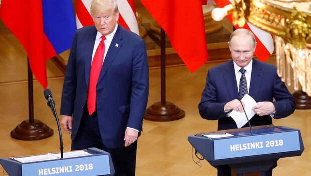 Президент США Дональд Трамп и президент России Владимир Путин во время пресс-конференции по итогам...