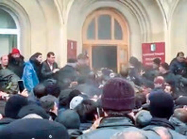 Противники действующей власти в Абхазии четвертый день удерживают здание администрации президента в центе Сухума Противники действующей власти в Абхазии четвертый день удерживают здание администрации президента в центе Сухума