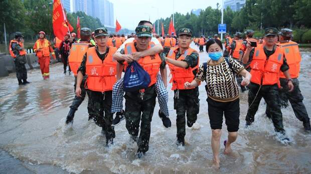 Наводнение в Китае: потоп в метро, проблемы с электричеством, парализованные дороги