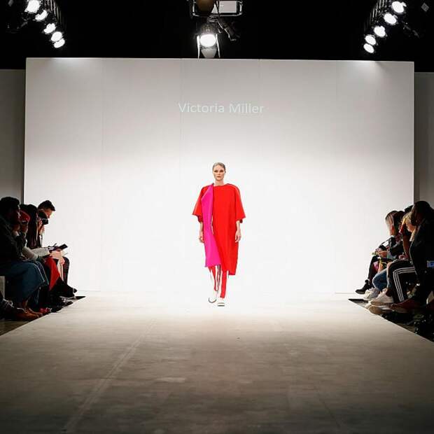 Скандинавский дизайнер показал свой взгляд на современный мир моды и создал оригинальную коллекцию, одев моделей в воздушные шары