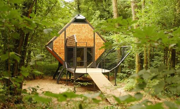 Le Nichoir - домик для ночевки в лесу.