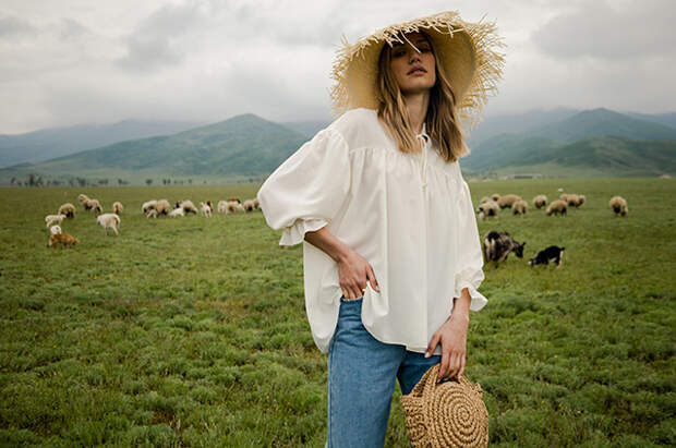 Мини-платья, яркие блузки и летние костюмы: выбираем сезонные вещи в новых лукбуках