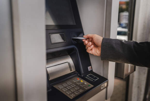 Российских туристов стали лишать банковских карт из-за желания путешествовать