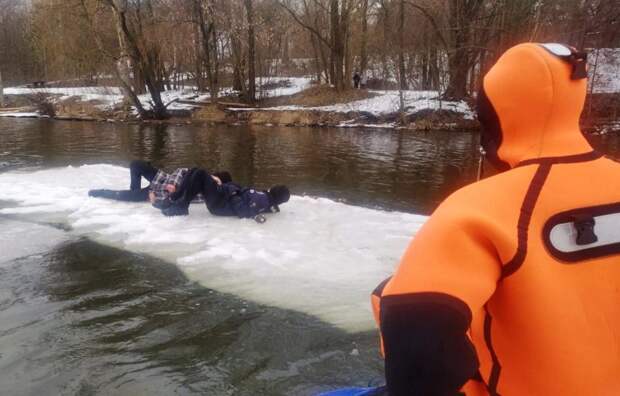 Двоих подростков сняли с дрейфующей льдины в Серебряном Бору