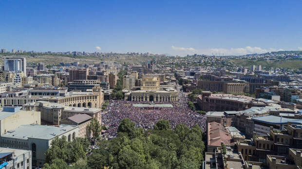 Армяне "потеряли" Пашиняна на фоне многотысячных протестов