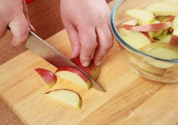 Шаг 1. Нарезаем яблоко ломтиками.