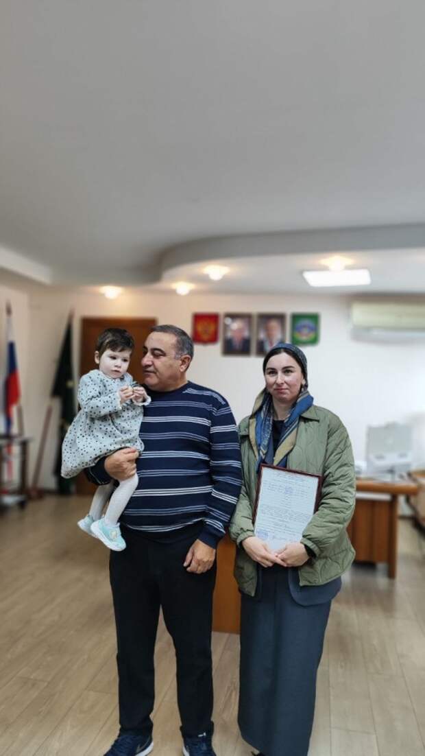 В Теучежском районе молодой семье вручили жилищный сертификат
