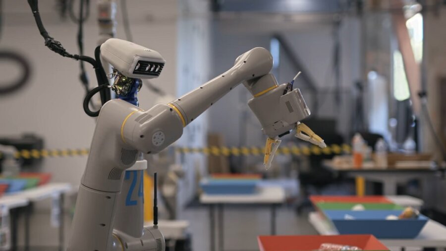 Google everyday robots with language PALM model