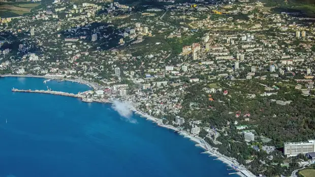 Роспотребнадзор снял запрет на купание в море у берегов Ялты