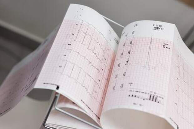 Кардиолог объяснил, почему жидкость задерживается в организме и когда пора бежать к врачу