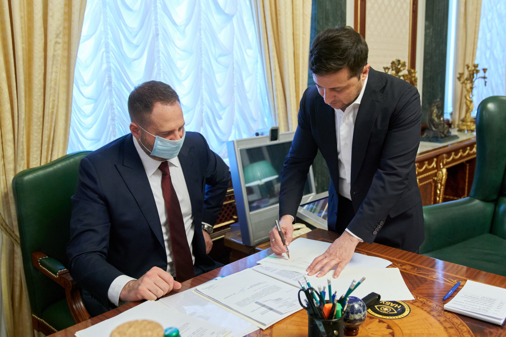Исторический момент для украинцев: Зеленский узаконил распродажу земли 