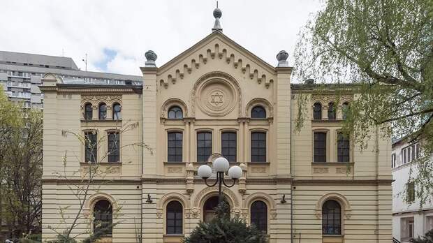 Неизвестные бросили коктейль Молотова в синагогу в Варшаве