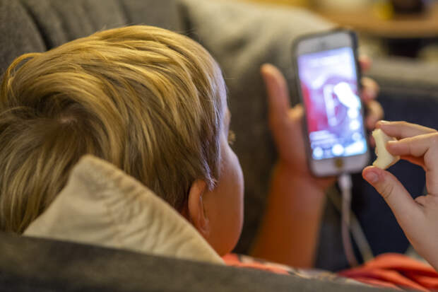 В России захотели запретить детям пользоваться смартфонами