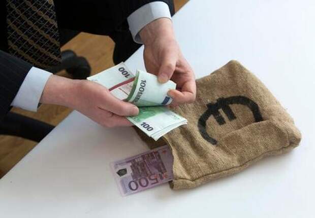 Орбан задержал машину с долларами, евро и золотом из Украины: подробности скандала с задержанием инкассаторов в Венгрии