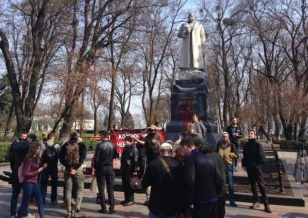 Националисты попытались снести памятник Ватутину в Киеве