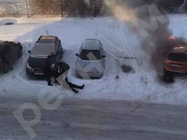 Прохожий до приезда пожарных спас водителя из горящей машины в Белорецке