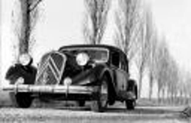 Почти все автомобили Citroen Traction Avant выпускалась с кузовами типа седан. 1952 Citroen Traction Avant 15-6