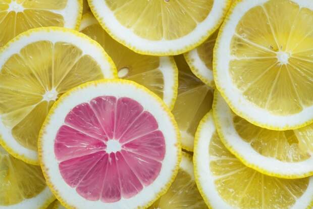 Лимоны и грейпфрут, порезанные кольцами