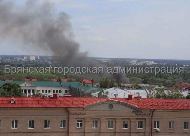 В Брянске на улице Фокина горит кафе Rolling's, люди эвакуированы