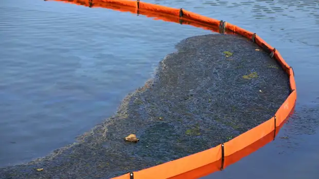 В Сургуте устраняют разлив нефтепродуктов