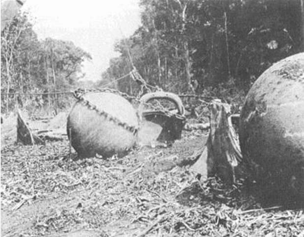 Рабочие, занимавшиеся чисткой земли под плантацию в Коста-Рике, никогда бы не подумали, что станут свидетелями настоящей исторической находки. Внезапно они наткнулись на несколько гигантских шаров идеальной формы. Разного размера шары были сделаны из камня, как впоследствии выяснили, некоторые достигали веса в 16 тонн.