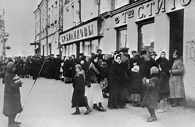 Люди стоят в очереди за хлебом. Петроград, 1917 год. Фото: РИА Новости