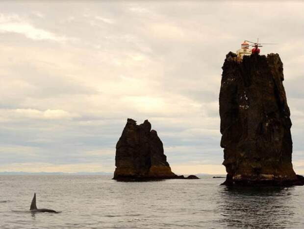 В безветренную погоду можно наблюдать даже за косатками (Thridrangar Lighthouse, Исландия). | Фото: positivetruenews.com.