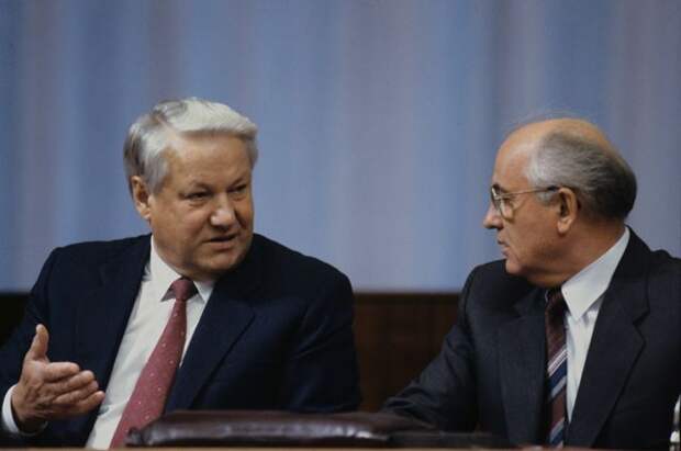 Президент России Б.Н. Ельцин и президент СССР М.С. Горбачев.