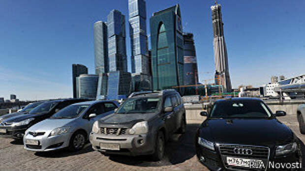 автомобили на фоне небоскребов в Москве